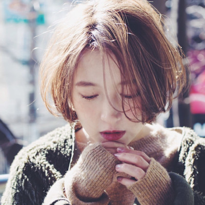 大人ハイライトカラーペールベージュコンマヘアボブ