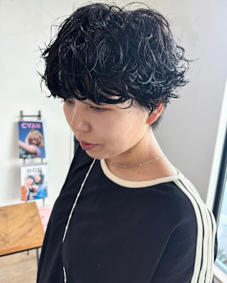 刈り上げマッシュショート黒髪パーマ