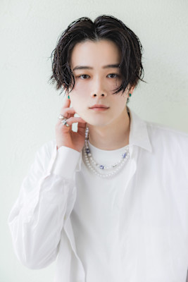 センターパート前下がりスパイラルパーマ