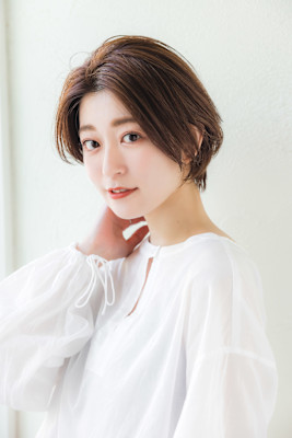 センターパート耳掛けショート