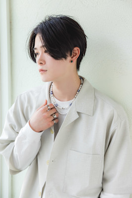 黒髪センターパートショート