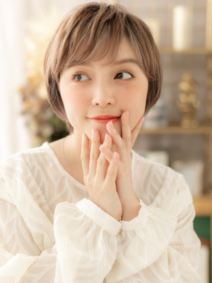 ハイライトカラーオン眉小顔こなれショート　細めハイライト