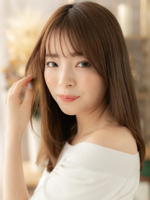 大人フェミニン顔まわりレイヤー艶髪セミディ　くすみベージュ