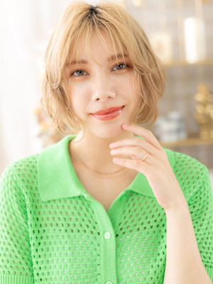 ナチュラルハイトーン前下がり小顔こなれボブ　ホワイトブロンド