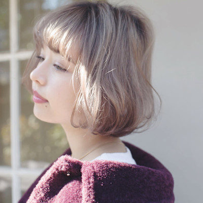 プラチナとろみホワイトグレージュカールボブ