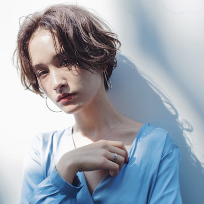 ホワイトグレージュくすみブルーセンターパートショートボブ