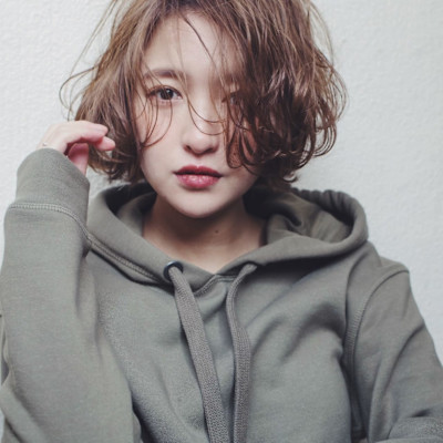 大人ヘルシーラフウェーブホワイトグレージュボブ