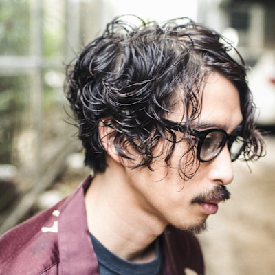 センターパートスパイラルウェーブツーブロッククールショート