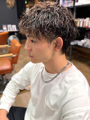 ツイストスパイラルパーマ　束感　20代30代　ダークブラウン