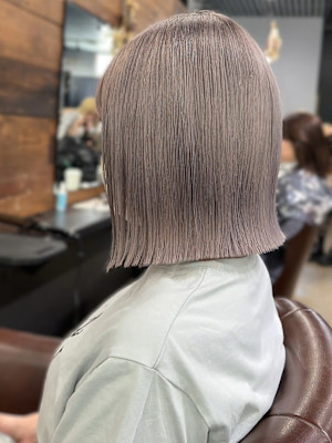 ミルクティベージュ　透明感カラー　切りっぱなしボブ　透明感