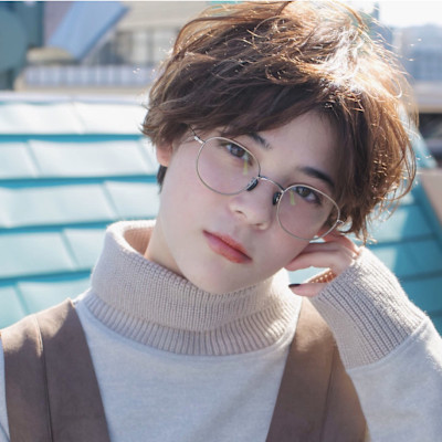 大人かわいいセンターパートマッシュショート