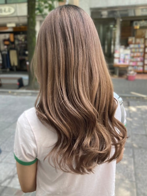 ミルクティーベージュ　ケアブリーチ　ハイトーン　コテ巻き