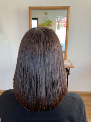 矯正毛でも極太コテを巻いて柔らかいカール感のあるスタイルに。