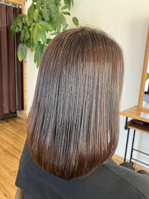 矯正毛に極太コテを巻いて柔らかいカール感のあるスタイルに