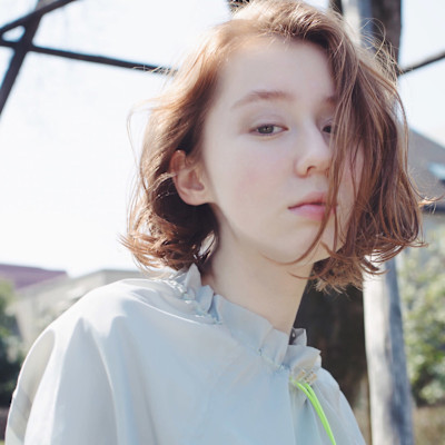 ペールベージュシアーニュアンスウェーブボブ