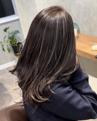 細めでつくるグレージュハイライト