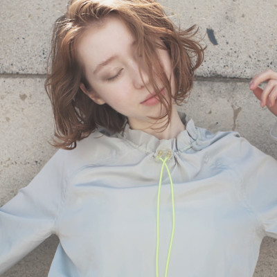 プラチナペールベージュシアーニュアンスウェーブボブ