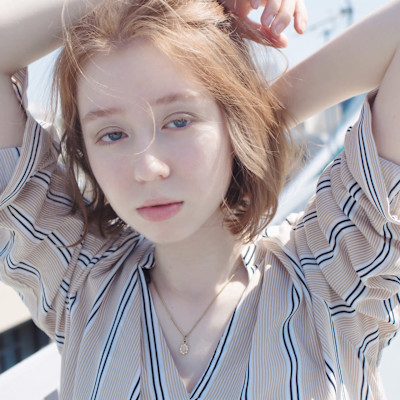 ヘルシーペールベージュアップバングニュアンスボブ