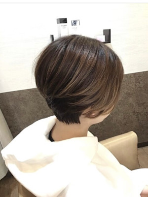 大人かわいい　ナチュラル/前下がりショート