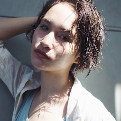 大人ヘルシーホワイトグレージュアップバングショート