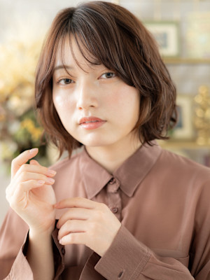 ナチュラルくびレイヤー前下がりボブパーマ　韓国風巻き