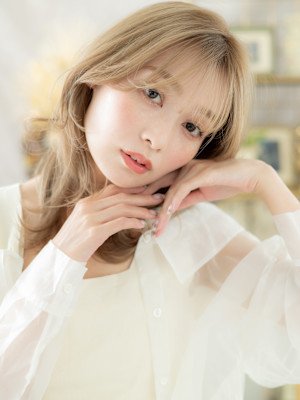 外国人風イヤリングカラーモテ髪くびれミディ　ホワイトブロンド