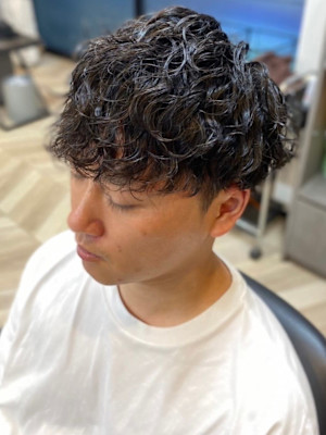 スパイラルパーマ　波巻きパーマ　ツーブロック　束感