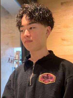 スパイラルパーマ　強めパーマ　センターパート　眉カット　束感