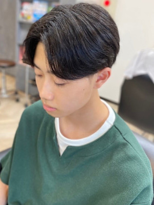 センターパート　マッシュショート　メンズショート　黒髪
