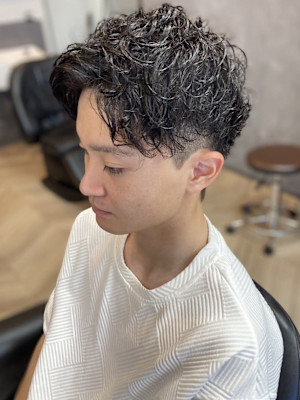 メンズパーマ　ツーブロック　スパイラルパーマ　刈り上げ