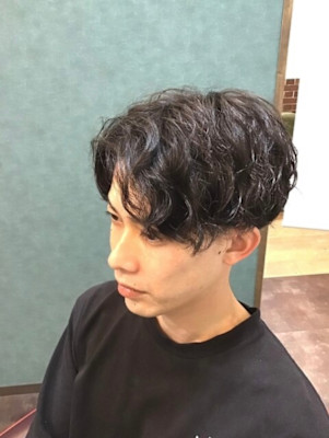 センターパート/前下がりスパイラルウェーブ