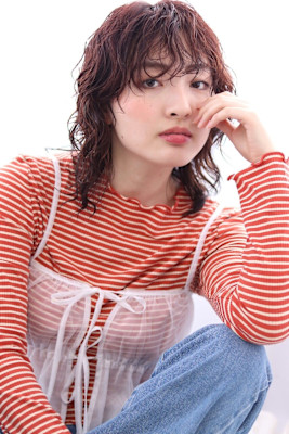 20代30代40代　ウェーブミディアムウルフ