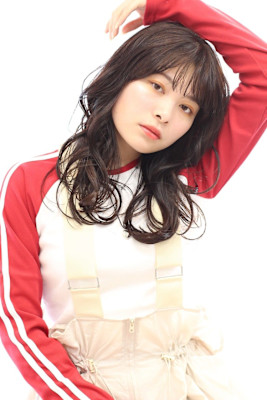 ウェーブミディアムレイヤー美髪チャコールブラウン20代30代