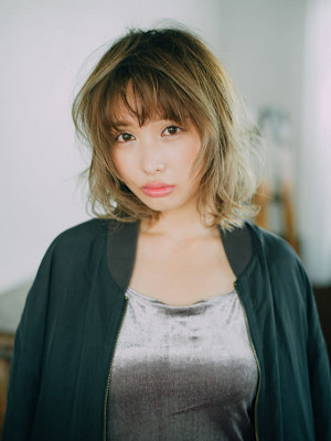 黒髪がセクシー♪くせ毛風セミディ