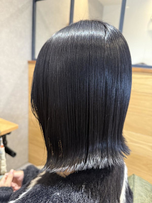 ブルーブラック×前下がりボブ