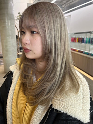 シルバーベージュ　セミディ　レイヤーカット　ダブルカラー