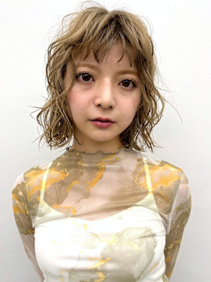 ゴールドベージュ　ブリーチ　デザインカラー　パーマ風アレンジ