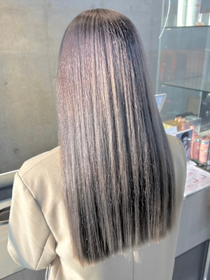 グレージュ　アッシュ　ハイトーン　ダブルカラー　ロングヘア