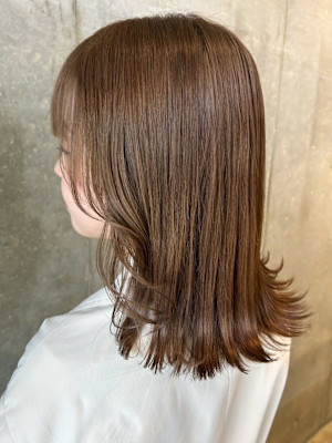 外ハネミディアム　オイルカラー　モカベージュ　レイヤーカット