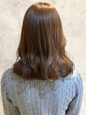 ナチュラルベージュ　ゆる巻きアレンジ　ミディアム　20代