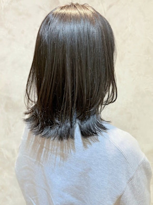 ダークトーン　グレージュ　レイヤーカット　外ハネミディアム