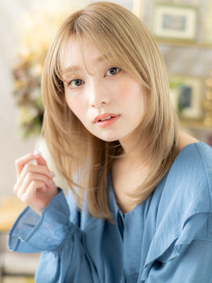 顔まわりレイヤーハイトーンカラーセミディ　ホワイトブロンド