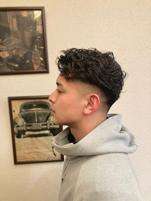 MEN'Sバーバーヘアカットミドルフェードツーブロック