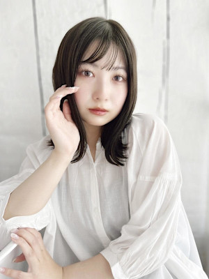 ダークカラーの外ハネスタイル