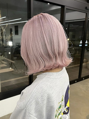 ホワイトピンク10代20代ミディアムボブハイトーン韓国ツヤ
