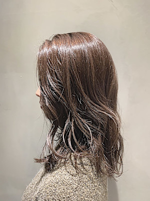 冬服にも合わせやすいパープル×ベージュ