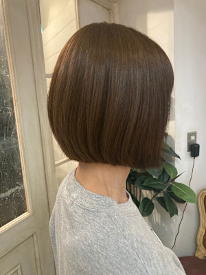 重めボブ切りっぱなしフェミニンオリーブブラウンで柔らかボブ