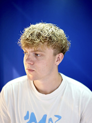 10代20代海外風メンズパーマ波巻きパーマハイトーンカラー