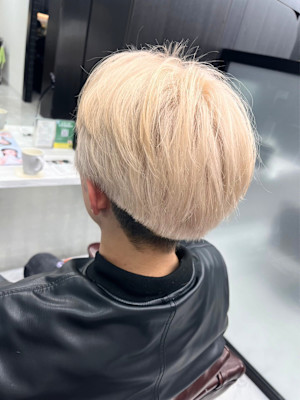 刈り上げ ホワイトミルクティー  ナチュラルセンターパート