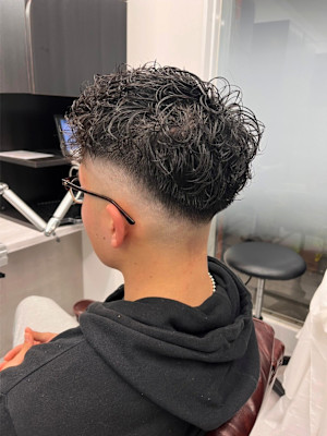 スキンフェード 　黒髪 　スパイラルパーマ